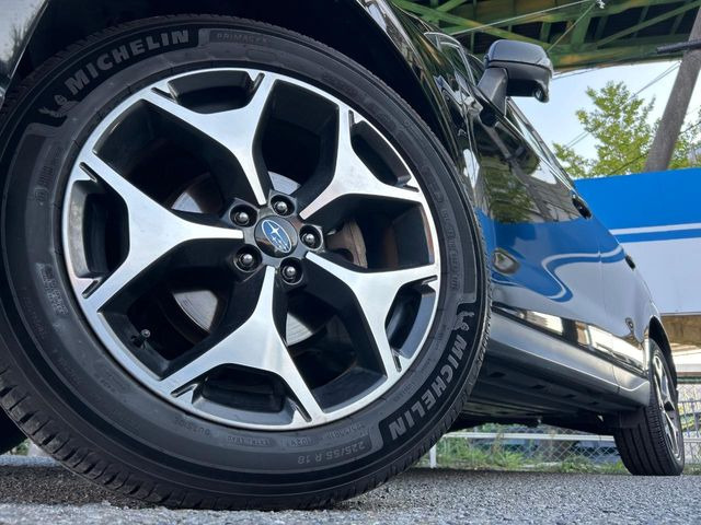 【純正18インチアルミホイール】外観にマッチした純正アルミホイールを装着しております。各種社外アルミホイールや、スタッドレスタイヤも取扱いしております。是非ご相談ください♪