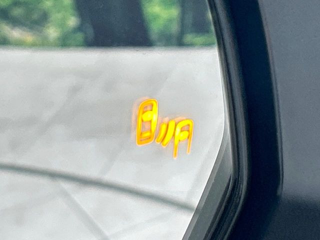 【ブラインドスポットモニター】走行中、ドアミラーの死角になりやすい箇所に後続車が接近するとサイドミラーのレンズに警告を表示!ドライバーに注意喚起をしてくれます。