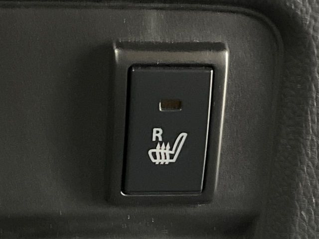 【シートヒーター】寒い日に重宝するシートヒーター!エアコンより早く温まってくれるので寒がりの人も安心ですね♪エアコンの温風は乾燥するから苦手、という方にもをおすすめです。