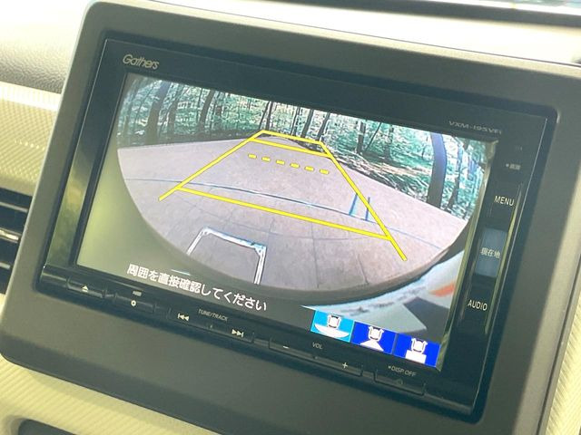 【バックカメラ】駐車時に後方がリアルタイム映像で確認できます。大型商業施設や立体駐車場での駐車時や、夜間のバック時に大活躍!運転スキルに関わらず、今や必須となった装備のひとつです!