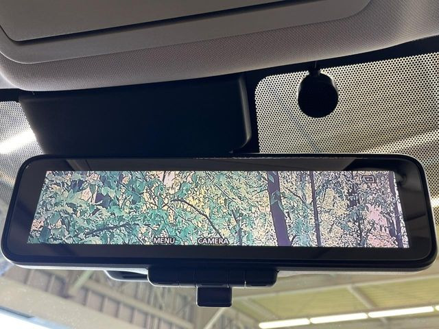 【インテリジェントルームミラー】後席の大きな荷物や同乗者で後方が確認しづらい時でも安心!カメラが撮影した車両後方の映像をルームミラー内に表示。クリアな視界で状況の確認が可能です!