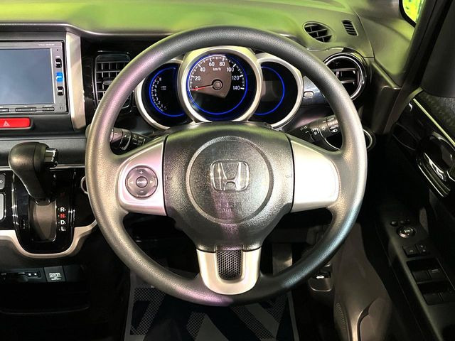 �C���e���A�ɍ��킹���f�U�C���̃X�e�A�����O�́A�^�]�������̂��Ƃ��l���A�^�]���₷���`��A�傫���ł��B�����x�A���ۂɐG���Ă��m���߂��������B