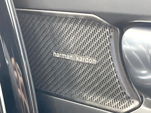 ��harman/kardon�T�E���h�V�X�e��:�I�[�f�B�I��僁�[�J�[����|����v���~�A���X�s�[�J�[�𑕔��B�����̃X�s�[�J�[����A���̗������܂ŕ����鍂�i���ȉ��y�����y���݂��������܂��B