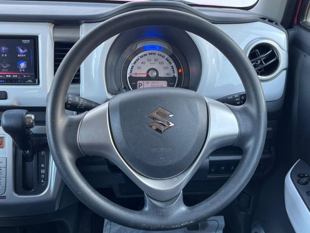 �C���e���A�ɍ��킹���f�U�C���̃X�e�A�����O�́A�^�]�������̂��Ƃ��l���A�^�]���₷���`��A�傫���ł��B�����x�A���ۂɐG���Ă��m���߂��������B