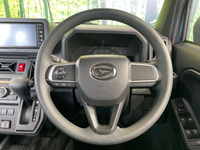 �C���e���A�ɍ��킹���f�U�C���̃X�e�A�����O�́A�^�]�������̂��Ƃ��l���A�^�]���₷���`��A�傫���ł��B�����x�A���ۂɐG���Ă��m���߂��������B
