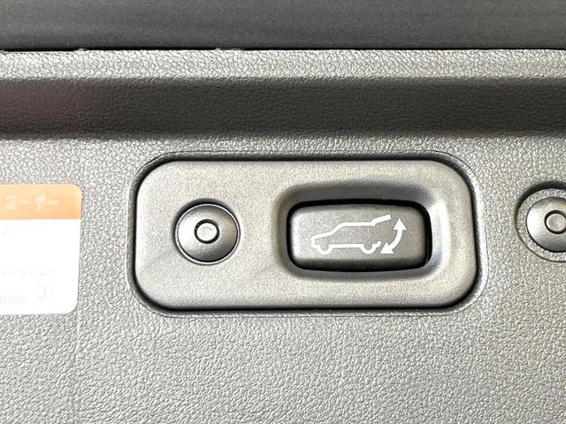 【パワーバックドア】スマートキーや運転席のボタンを押すだけでリアゲートが自動で開閉します!荷物を持っている時や、高い位置にあるバックドアを閉める際に便利な機能です♪