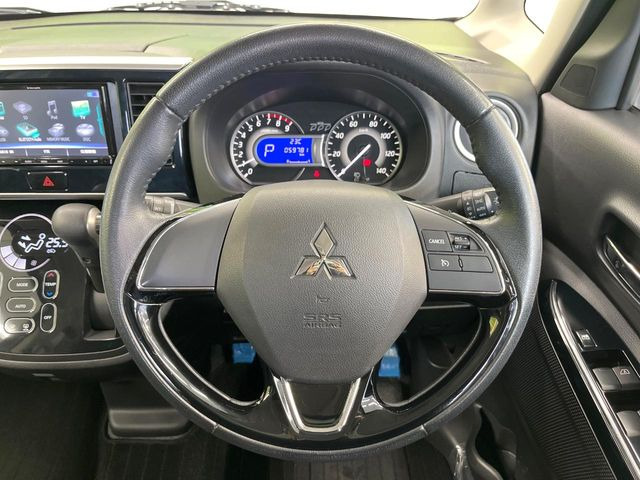 �C���e���A�ɍ��킹���f�U�C���̃X�e�A�����O�́A�^�]�������̂��Ƃ��l���A�^�]���₷���`��A�傫���ł��B�����x�A���ۂɐG���Ă��m���߂��������B