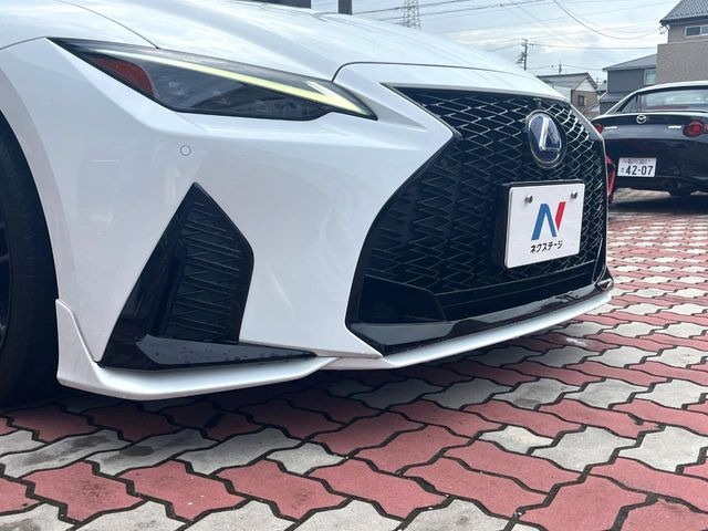 【TRDエアロ】人気のTRDエアロを装備!クルマの外観がよりスタイリッシュになり、街中で存在感あふれる1台に♪将来買い替える時にもリセールに影響しやすく、価値ある人気の装備です!