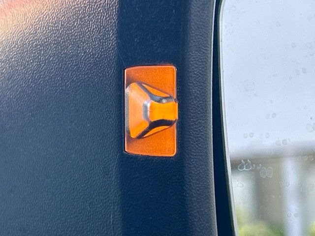 【リヤビークルディティクション】走行中、ドアミラーの死角になりやすい箇所に後続車が接近するとサイドミラー付近に警告を表示、ドライバーに注意喚起と、万一の際はハンドル操作をアシストをします。