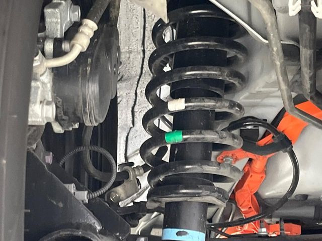お車を安心してお乗りいただく為には、足回りの定期点検が欠かせません。サービスサポート(有償保証)では無料点検もご提供しており、安心のカーライフをお過ごしいただけるサポート体制が整っています。