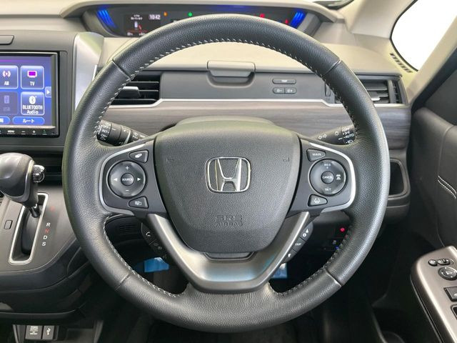 インテリアに合わせたデザインのステアリングは、運転される方のことも考え、運転しやすい形状、大きさです。是非一度、実際に触ってお確かめください。
