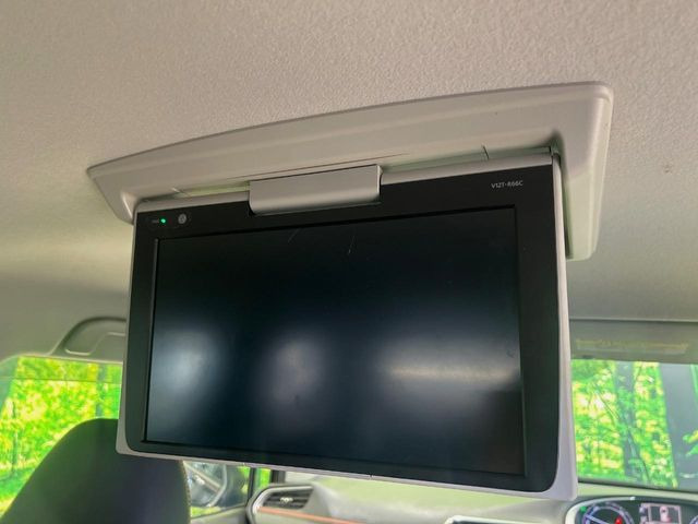 【フリップダウンモニター】大画面モニターで後席でもエンタメをお楽しみいただけます。小さなお子様にも大人気の装備です♪
