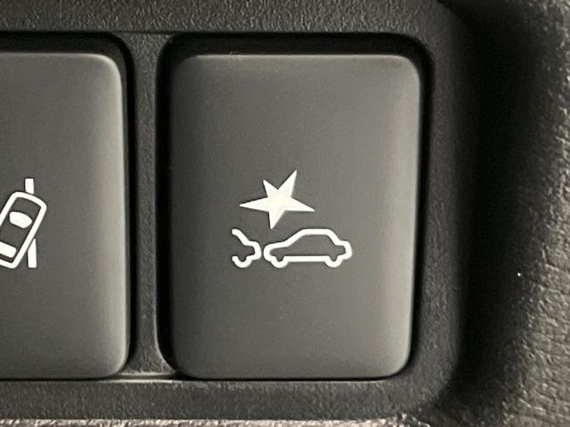 【三菱e-Assist】走行中に前方の車両等を認識し、衝突しそうな時は警報とブレーキで衝突回避と被害軽減をアシスト。より安全にドライブをお楽しみいただけます。