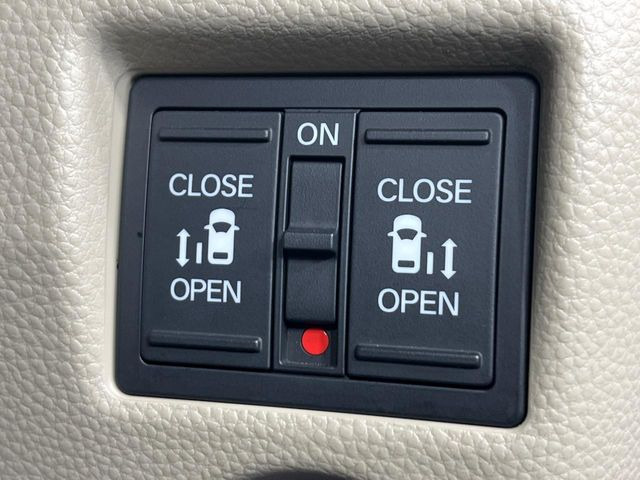 【両側パワースライドドア】スマートキーや運転席のスイッチで後席両側スライドドアの開閉が可能♪電動だから力を入れてドアを開ける必要が無く、小さなお子様でも簡単に開け閉めでき快適です♪