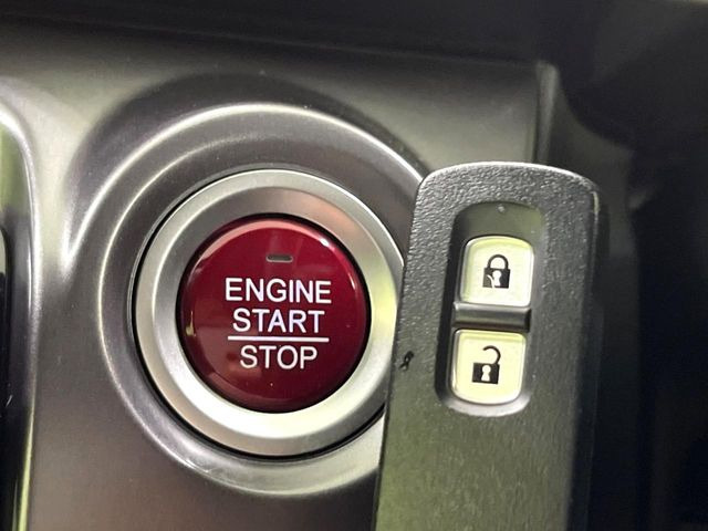 �yHonda�X�}�[�g�L�[�z�J�o����|�P�b�g�ɓ��ꂽ�܂܂ł��h�A�̎{���E�������\�ȃX�}�[�g�L�[�𑕔��B�G���W���̃I���E�I�t�����J�M�����o���K�v����������Ƃ��Ă��֗��ł���
