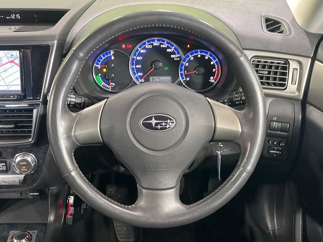 �C���e���A�ɍ��킹���f�U�C���̃X�e�A�����O�́A�^�]�������̂��Ƃ��l���A�^�]���₷���`��A�傫���ł��B�����x�A���ۂɐG���Ă��m���߂��������B