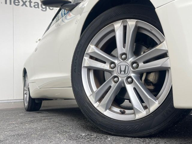 【純正オプション16インチアルミホイール】純正オプションホイールを装着。走行性能の向上に加え、外観もよりスタイリッシュになっています。