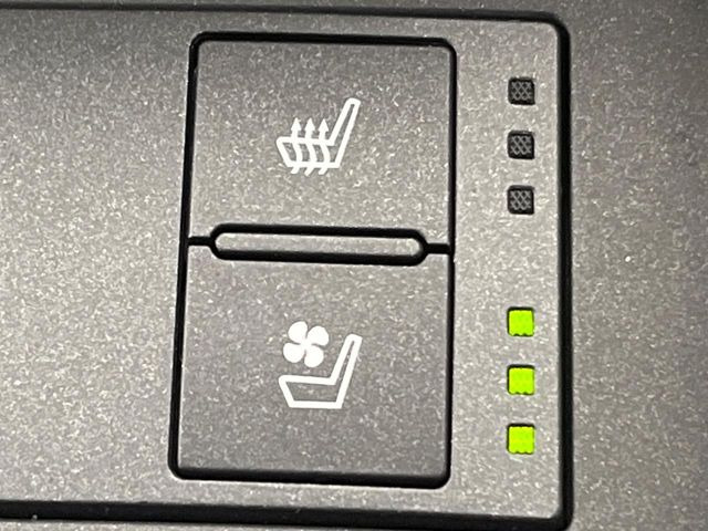 【シートヒーター&ベンチレーション】夏場は涼しい風でお尻や背中の熱やムレを防ぎ、冬はエアコンよりも早く温まってポカポカに!季節を問わず快適に過ごせます。