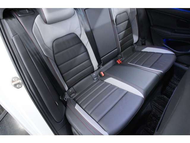 2.0L��4�^�[�{����265ps�𔭊�����Golf GTI�BDCC�ɂ��V���V�[����ɉ����AIQ.LIGHT�AHUD�A�A���E���h�r���[�J�����A���U�[�V�[�g�ȂǁA���K�������߂鑕�������������Ă��܂��B