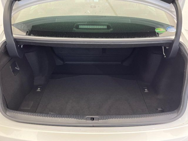 積み下ろしのしやすいデッキにはたっぷりと荷物を積み込んでいただけます。遊びから仕事まで、様々なシーンで頼れます♪