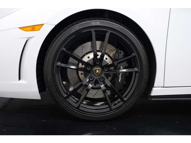 19�C���`�b���A���~����������Ă���܂��B�z���C�g�̊O���ɑ������u���b�N�ƂȂ��Ă���A��������