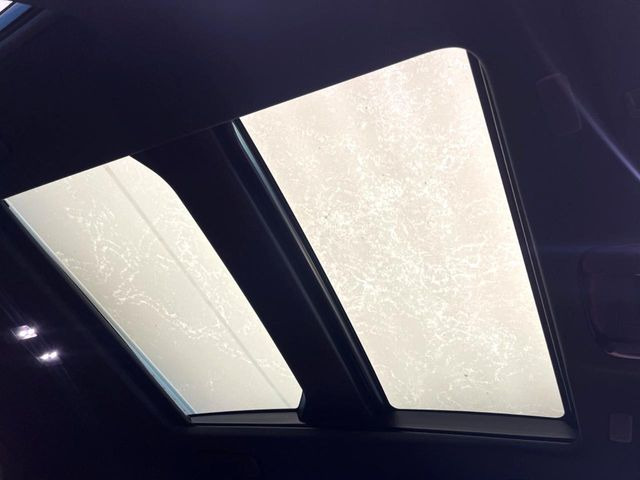 【サンルーフ】開放感たっぷりの希少装備、サンルーフが装着されています!車内に明かりを取り入れたり景色を楽しむ以外にも、車内の空気も簡単に換気できて快適です!