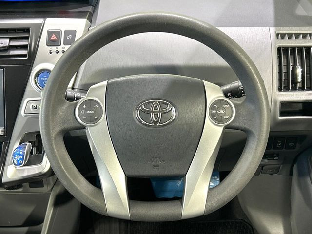 �C���e���A�ɍ��킹���f�U�C���̃X�e�A�����O�́A�^�]�������̂��Ƃ��l���A�^�]���₷���`��A�傫���ł��B�����x�A���ۂɐG���Ă��m���߂��������B