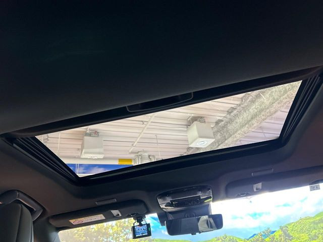 【サンルーフ】開放感たっぷりの希少装備、サンルーフが装着されています!車内に明かりを取り入れたり景色を楽しむ以外にも、車内の空気も簡単に換気できて快適です!