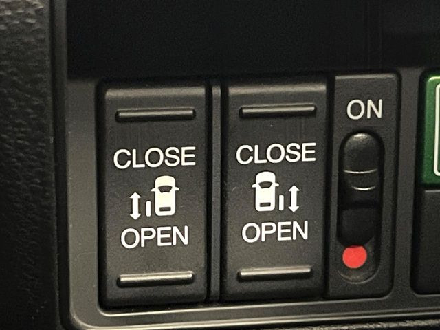 【両側パワースライドドア】スマートキーや運転席のスイッチで後席両側スライドドアの開閉が可能♪電動だから力を入れてドアを開ける必要が無く、小さなお子様でも簡単に開け閉めでき快適です♪