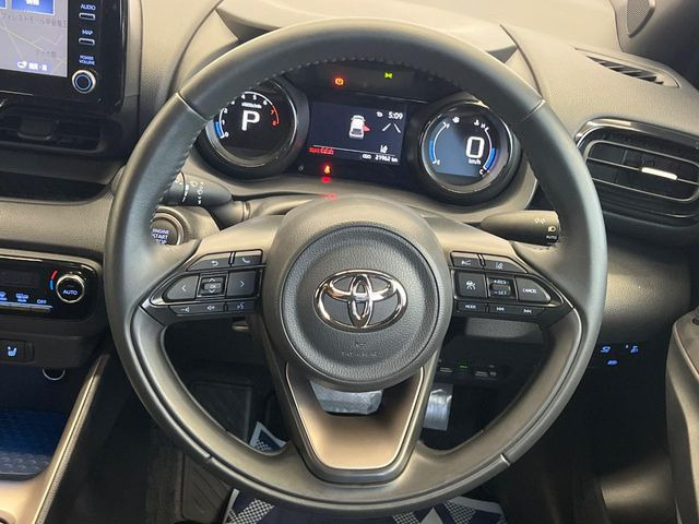 �C���e���A�ɍ��킹���f�U�C���̃X�e�A�����O�́A�^�]�������̂��Ƃ��l���A�^�]���₷���`��A�傫���ł��B�����x�A���ۂɐG���Ă��m���߂��������B