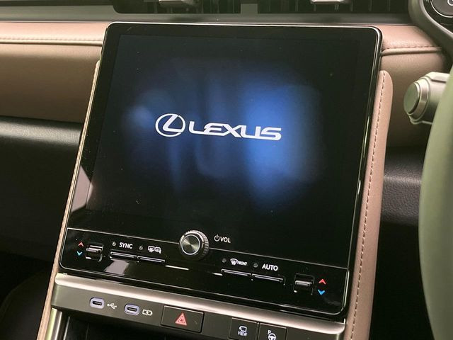 �y9.8�C���` �f�B�X�v���C�I�[�f�B�I�z���ʂ̃f�B�X�v���C��AppleCarPlay��AndroidAuto�����p�\�B�傫�ȉ�ʂŃX�}�z�i�r�A�v���������p���������܂���