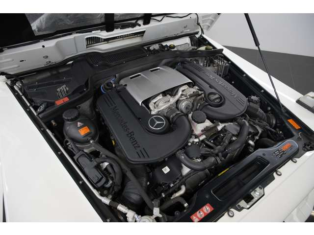 4.0L V�^8�C��DOHC�c�C���^�[�{�A421ps/62.2kgm�A�S��&times;�S��&times;�S��mm 4575&times;1860&times;1970mm�A�ԗ��d�� 2560kg