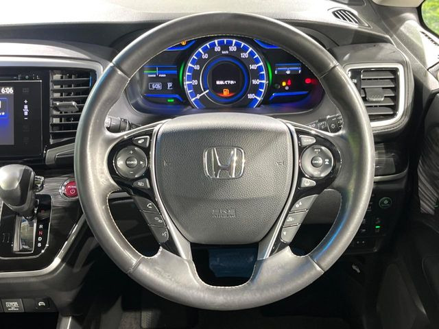 �C���e���A�ɍ��킹���f�U�C���̃X�e�A�����O�́A�^�]�������̂��Ƃ��l���A�^�]���₷���`��A�傫���ł��B�����x�A���ۂɐG���Ă��m���߂��������B
