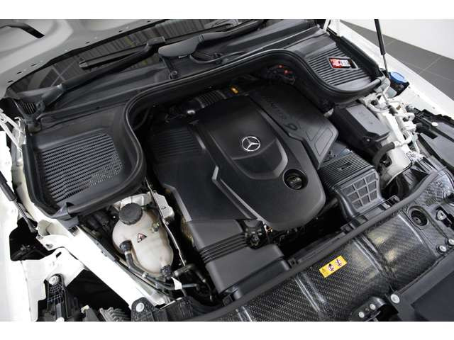 2.9L ����6�C��DOHC�^�[�{ (�f�B�[�[��)�A330ps/71.4kgm�A�S��&times;�S��&times;�S��mm 5220&times;2030&times;1825mm�A�ԗ��d�� 2570kg