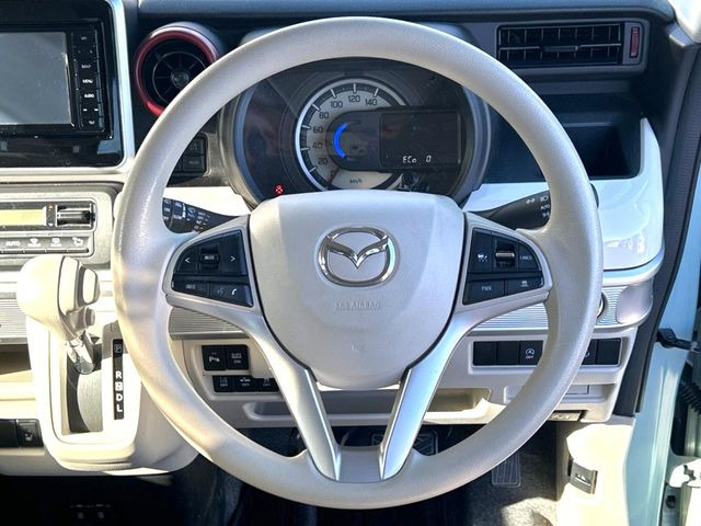 �C���e���A�ɍ��킹���f�U�C���̃X�e�A�����O�́A�^�]�������̂��Ƃ��l���A�^�]���₷���`��A�傫���ł��B�����x�A���ۂɐG���Ă��m���߂��������B