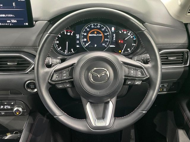 インテリアに合わせたデザインのステアリングは、運転される方のことも考え、運転しやすい形状、大きさです。是非一度、実際に触ってお確かめください。