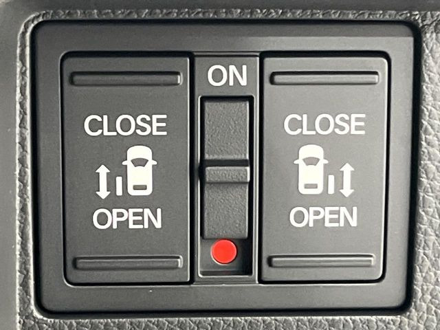 【両側パワースライドドア】スマートキーや運転席のスイッチで後席両側スライドドアの開閉が可能♪電動だから力を入れてドアを開ける必要が無く、小さなお子様でも簡単に開け閉めでき快適です♪