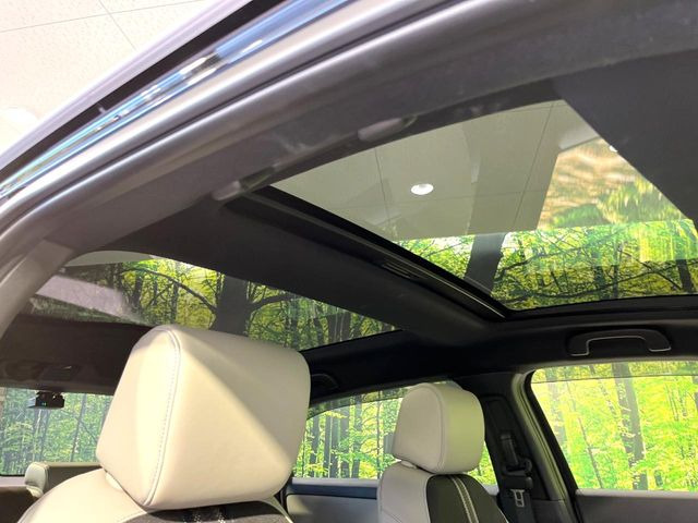 【パノラマルーフ】大型のガラスルーフ搭載で車内の解放感が一気にアップ!開放的なドライブをお楽しみいただけます。
