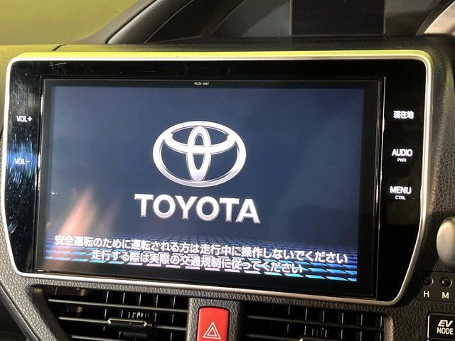 【純正10型ナビ】人気の純正ナビを装備しております。ナビの使いやすさはもちろん、オーディオ機能も充実!キャンプや旅行はもちろん、通勤や買い物など普段のドライブも楽しくなるはず♪