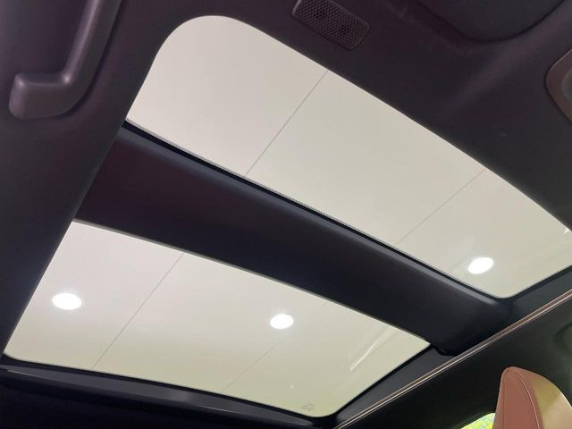 【パノラマルーフ】大型のガラスルーフ搭載で車内の解放感が一気にアップ!開放的なドライブをお楽しみいただけます。