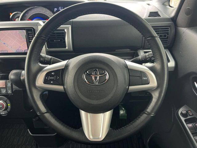 �C���e���A�ɍ��킹���f�U�C���̃X�e�A�����O�́A�^�]�������̂��Ƃ��l���A�^�]���₷���`��A�傫���ł��B�����x�A���ۂɐG���Ă��m���߂��������B