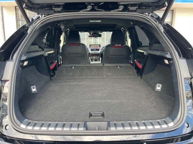 積み下ろしのしやすいデッキにはたっぷりと荷物を積み込んでいただけます。遊びから仕事まで、様々なシーンで頼れます♪