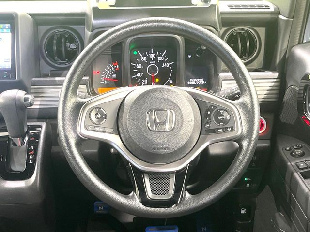 �C���e���A�ɍ��킹���f�U�C���̃X�e�A�����O�́A�^�]�������̂��Ƃ��l���A�^�]���₷���`��A�傫���ł��B�����x�A���ۂɐG���Ă��m���߂��������B