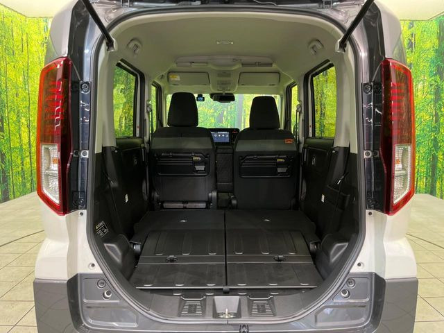 積み下ろしのしやすいデッキにはたっぷりと荷物を積み込んでいただけます。遊びから仕事まで、様々なシーンで頼れます♪
