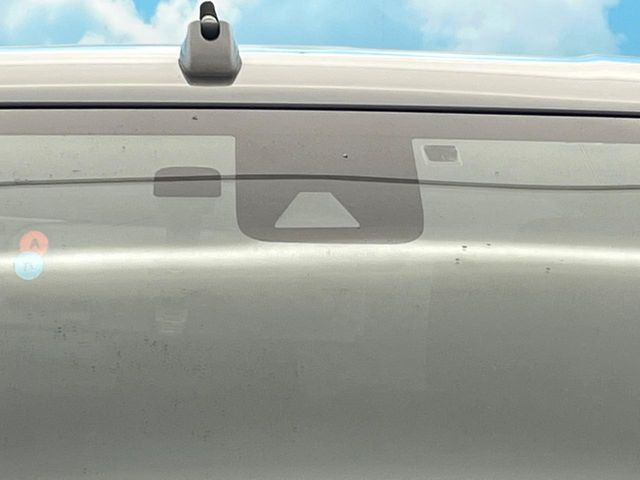 【トヨタセーフティセンス】走行中に前方の車両等を認識し、衝突しそうな時は警報とブレーキで衝突回避と被害軽減をアシスト。より安全にドライブをお楽しみいただけます。