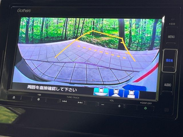 【バックカメラ】駐車時に後方がリアルタイム映像で確認できます。大型商業施設や立体駐車場での駐車時や、夜間のバック時に大活躍!運転スキルに関わらず、今や必須となった装備のひとつです!