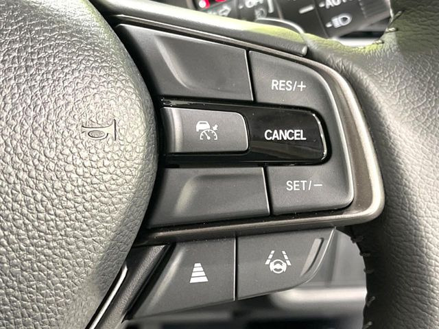 【アダプティブクルーズコントロール】高速道路での長距離走行が楽に!!自動で速度を保つクルーズコントロールが、衝突軽減システムと連携し、前方の車両を感知して車間を保つように速度調節してくれます!!