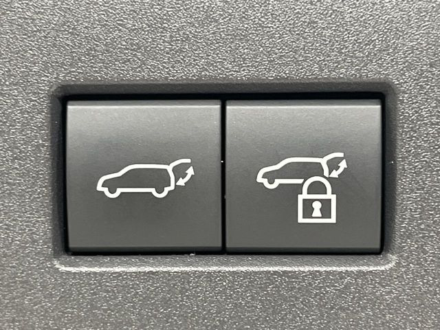 【パワーバックドア】スマートキーや運転席のボタンを押すだけでリアゲートが自動で開閉します!荷物を持っている時や、高い位置にあるバックドアを閉める際に便利な機能です♪