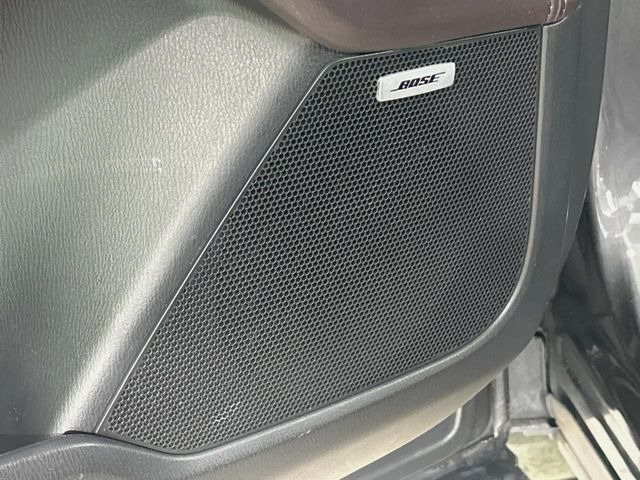 【BOSEサウンドシステム】メーカーオプションの高品位サウンドシステムを搭載。専用のチューニングが施された大小様々なスピーカーから良質なサウンドが奏でられ、臨場感あふれる音響空間を演出します。