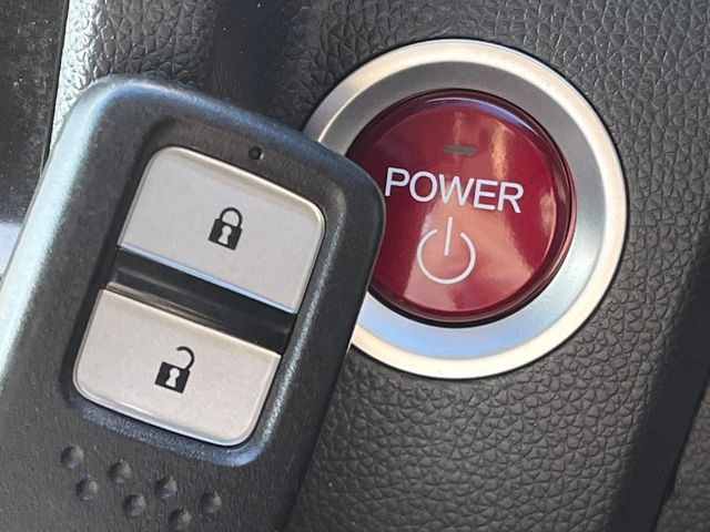 �yHonda�X�}�[�g�L�[�z�J�o����|�P�b�g�ɓ��ꂽ�܂܂ł��h�A�̎{���E�������\�ȃX�}�[�g�L�[�𑕔��B�G���W���̃I���E�I�t�����J�M�����o���K�v����������Ƃ��Ă��֗��ł���